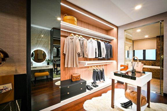 Intérieur d'un dressing élégant avec vêtements suspendus et une table de maquillage.